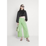 Weekday GRITTY TWILL WORKWEAR Relaxed fit jeans bright green/green