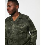 DESIGN Plus regular fit shirt in snake jaquard in khaki